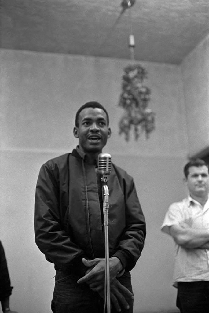 Mack Lyons speaks into a microphone during a UFW meeting at Filipino Hall.</p><p>Mack Lyons habla ante un micrófono durante una junta de la Unión de Campesinos (UFW en inglés) en Filipino Hall.