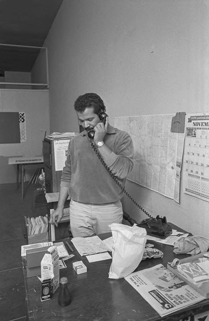 Eli Risco on the phone at the NFWA Los Angeles office.</p>
<p>Eli Risco al teléfono de la oficina de NFWA en Los Ángeles.