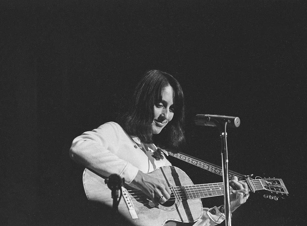 Joan Baez performing in a benefit concert for the UFWOC. Joan Báez cantando en un concierto benéfico para UFWOC.