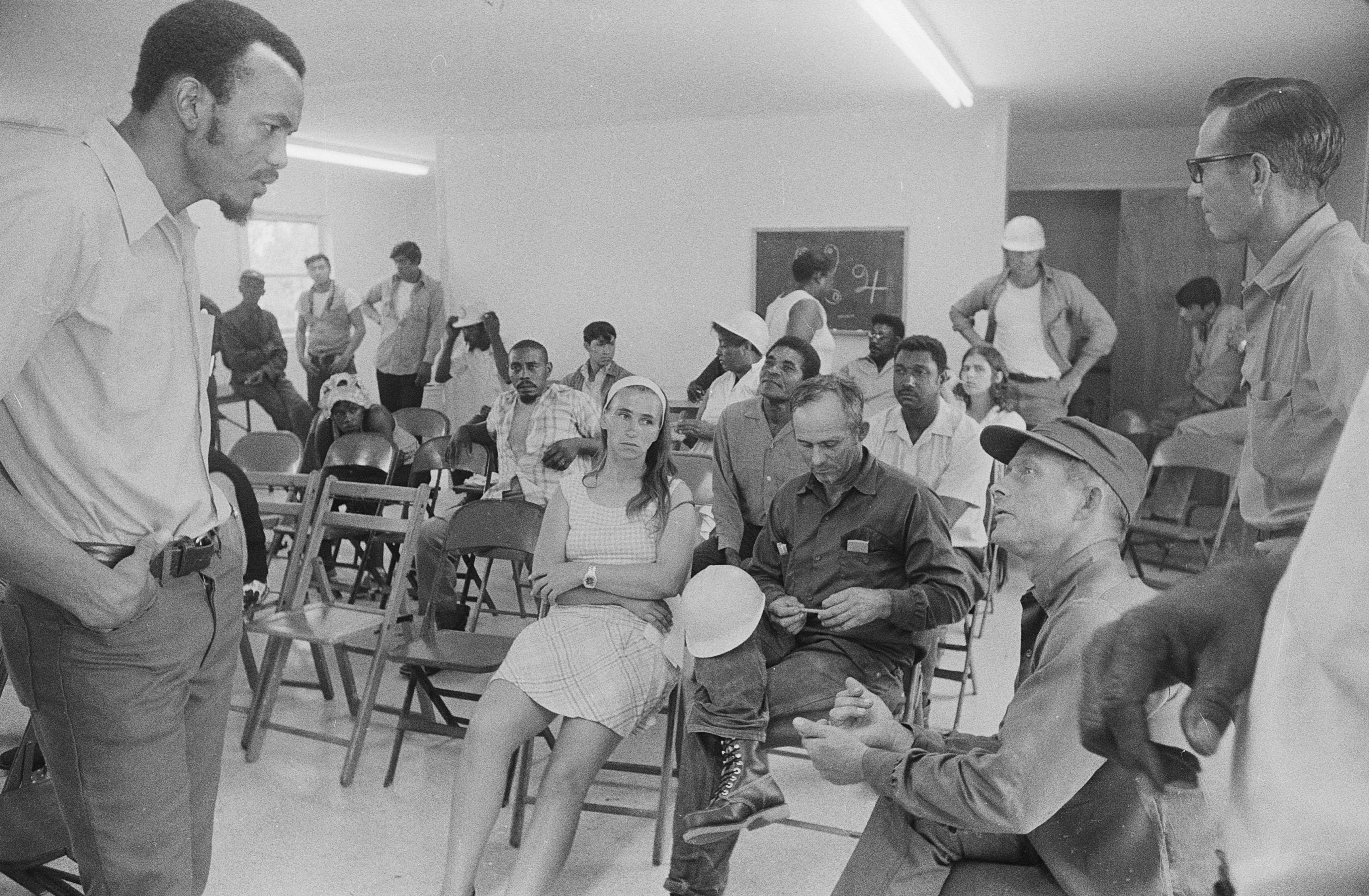 UFW organizers Mack Lyons and Walter Williams attend a meeting at the union field office in Avon Park, Florida, 1972. Photo by John Kouns. Los organizadores de la UFW, Mack Lyons y Walter Williams, asisten a una reunión en la oficina local del sindicato en Avon Park, Florida, 1972. Foto de John Kouns.