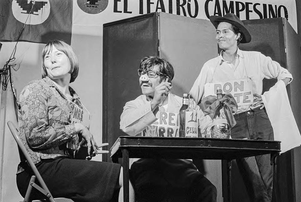 Kerry Ohta (left) is playing the the American consumer, Luis Valdez (center) is wearing a pig nose and playing Perelli Marrano, and Agustín Lira (left) is playing the character of Don Coyote in an act depicting the farmworkers struggle against one of the main Delano growers, Fred Perelli-Minetti. Kerry Ohta (izquierda) interpreta al consumidor estadounidense, Luis Valdez (centro) lleva una nariz de cerdo e interpreta a Perelli Marrano, y Agustín Lira (izquierda) interpreta al personaje de Don Coyote en un acto que representa la lucha de los campesinos contra uno de el principal productor de Delano, Fred Perelli-Minetti.