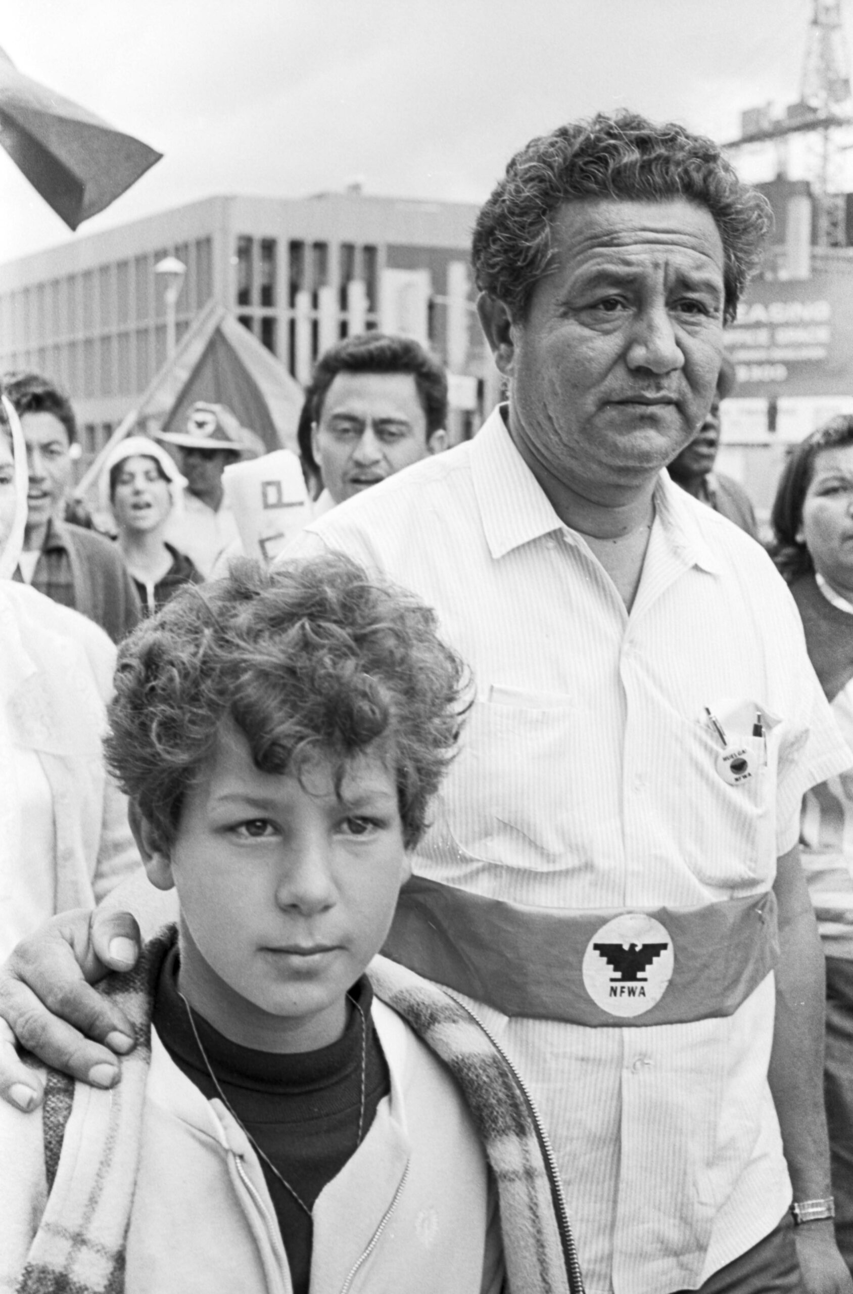 Julio Hernández and his son Johnny walking during the march to Sacramento, 1966. Photo by John Kouns. Julio Hernández y su hijo Johnny caminan durante la marcha a Sacramento, 1966. Foto de John Kouns.